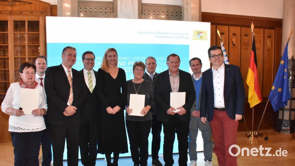 Das Foto zeigt die Geehrten aus dem Landkreis Bayreuth im Kreis der Bürgermeister ihrer Heimatgemeinden, des Landkreises, des Bezirks Oberfranken und des Staatsministeriums: Margit Kaiser, Christian Porsch (Bürgermeister Speichersdorf), Stellvertretender Landrat Klaus Bauer, Regierungspräsident Florian Luderschmid, Ministerialdirektorin Stephanie Jacobs, Erika Liebmann, Bezirkstagspräsident Henry Schramm, Wolfgang Zwing, Holger Bär (Bürgermeister Goldkronach), Gerhard Herrmannsdörfer (Bürgermeister Emtmannsberg). Bild: Bayerisches Staatsministerium für Gesundheit, Pflege und Prävention/exb
