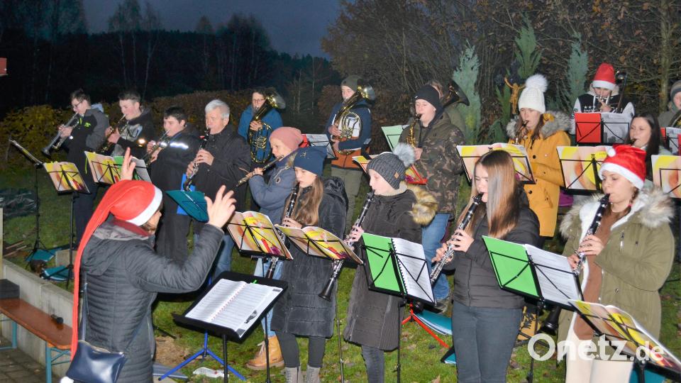Eine Stunde lang sorgen die Blechfrösch für die Einstimmung auf den Weihnachtsmarkt. Bild: kki