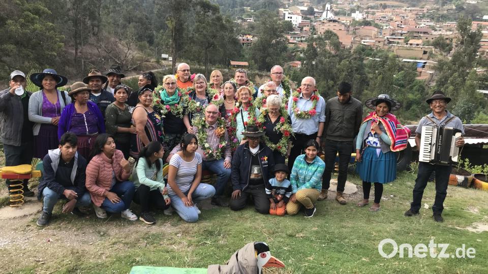 Mit Konfetti, Blumenkränzen, Musik und Lamafleisch begrüßte das Kulturzentrum Ayopayamanta die zwölfköpfige Gruppe. Bild: mma