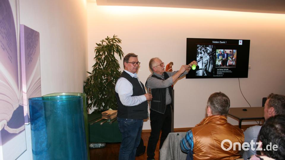 Lamberts-Geschäftsführer Rainer Schmitt mit Benno Krottenthaler, Museumsbetreuer im Glas- und Ofenbaumuseum Plößberg (von links). Bild: Stefanie Schreiner/exb