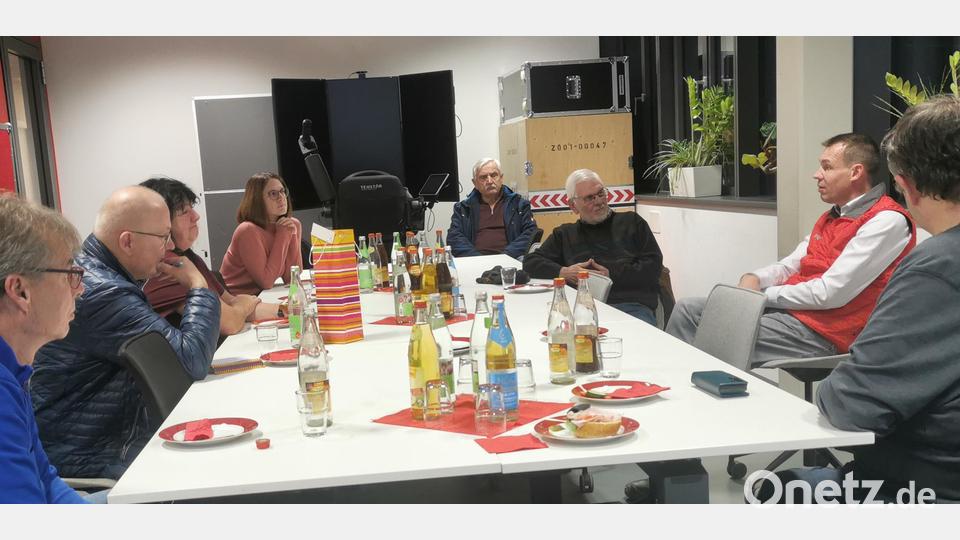 Die Teilnehmenden der SPD Waldsassen beim Vortrag von Referent Andreas Malzer (Zweiter von rechts). Bild: Monika Gerl/exb
