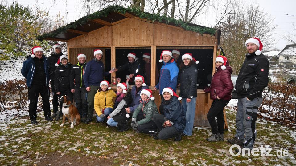 Der Theaterverein Pirker Brettl ist mit einer größeren Glühweinbude an einem neuen Standort gerüstet für den Weihnachtsmarkt am Samstag. Bild: kki