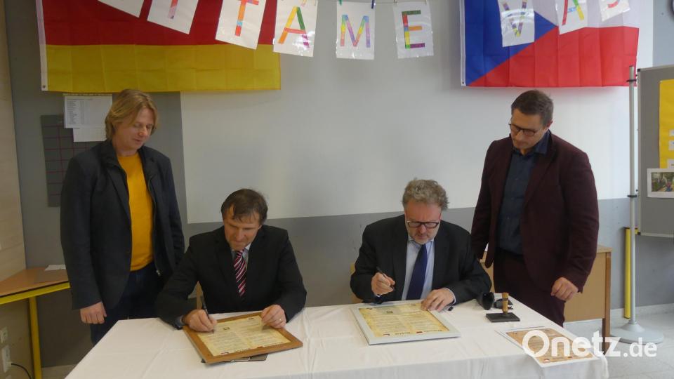 Die Schulleiter Wolfgang Bodensteiner und Václav Polívka (von rechts) und anschließend die Bürgermeister Marcus Gradl und Petr Schaller unterzeichnen die Partnerschaftsurkunden. Bild: rn