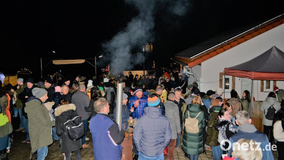 Dicht gedrängt genossen die Besucher dennoch das Flair des Weihnachtsmarktes nach zwei Jahren Corona-Pause. Bild: kki