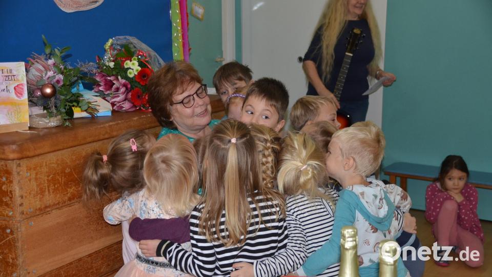 Noch einmal Tante Sigrid drücken: Als der offizielle Teil endete, umringte eine ganze Traube von Kindern die Erzieherin und ehemalige Kita-Leiterin Sigrid Neumeier. Bild: ak