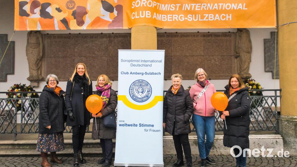 In Amberg setzten sich die Soroptimistinnen Susan Batten-Seidl, Heidi Heckmann, Andrea Gleißner-Schiml, Präsidentin Beate Mastel, Sigrid Nordhus-Hantke und Susanne Schwab (von links) mit einer Banner-Aktion auf dem Marktplatz gegen Gewalt an Frauen ein. Bild: Susan Batten-Seidl/exb