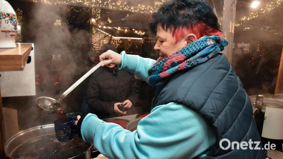 Dampfende Töpfe voll mit Glühwein gibt es auch. Der kostet heuer 3,50 Euro und ist laut PWG-Chef Andreas Raab der günstigste in Bayern. Bild: Stephan Huber