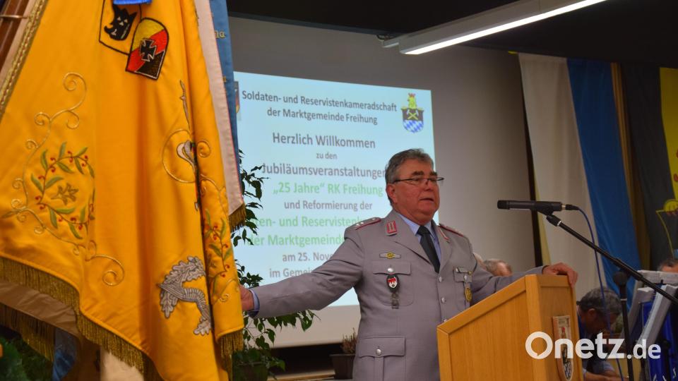 Oberstleutnant der Reserve Norbert Bücherl zeigt mit Stolz die Fahne der Freihunger Reservisten. Seit 2011 ist der auch deren Vorsitzender. Bild: bö