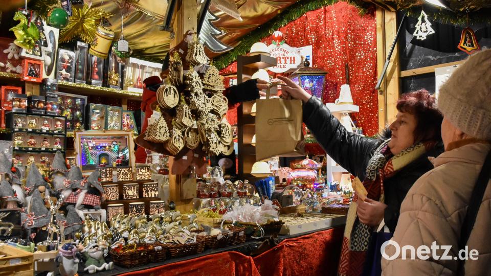 Wer noch nicht genügend Weihnachtsdeko hat, könnte derzeit am Amberger Marktplatz fündig werden. Bild: Stephan Huber