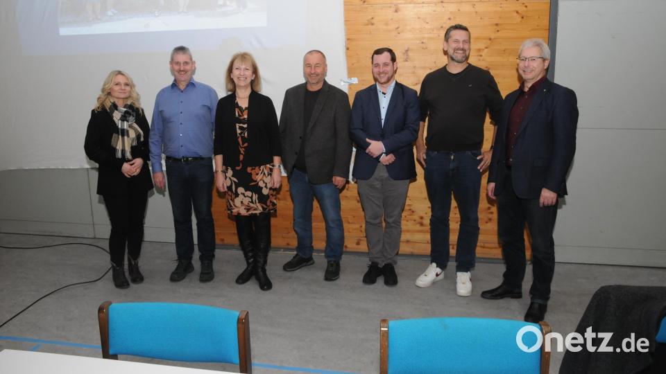 Den Abend leiteten (von links) die Wirtschaftsförderin des Landkreises, Martina Bösl, Reiner Pickel (Weigendorf), Brigitte Bachmann (Birgland), Christian Sperber (Neukirchen), Fabian Höhne (Deutsche Stadt- und Grundstücksentwicklungsgesellschaft), Roman Berr (Etzelwang) und Steffen Schneider (ALE). Bild: ge