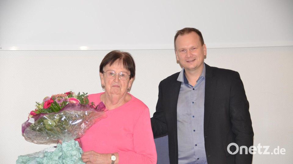 Bürgermeister Christian Porsch gratulierte Margit Kaiser nachträglich zum Erhalt der Auszeichnung &quot;Weißer Engel&quot; durch den Freistaat Bayern. Bild: ak