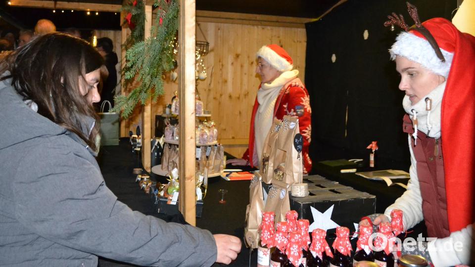 Vor dem Kauf durfte natürlich gekostet werden beim Weihnachtsmarkt an der Brett-Hütte. Bild: kki