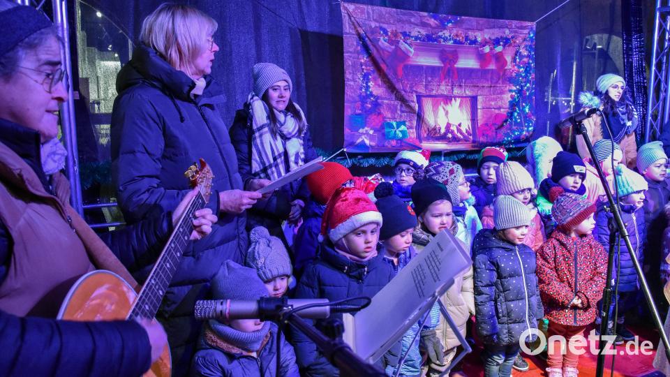 Die Kinder aus dem Caritas-Kindergarten Marienheim sangen zur Weihnachtsmarkteröffnung. Bild: Stephan Huber