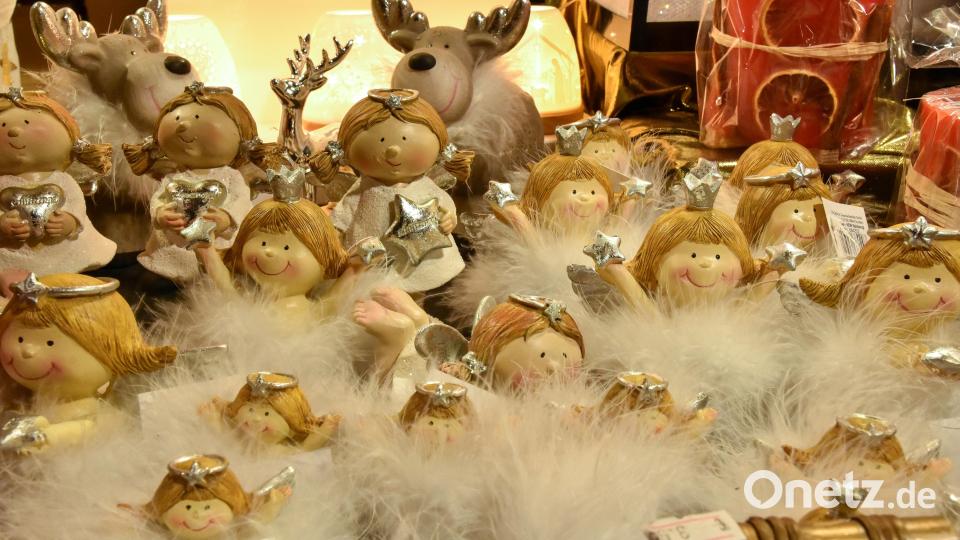 Wer noch nicht genügend Weihnachtsdeko hat, könnte derzeit am Amberger Marktplatz fündig werden. Bild: Stephan Huber
