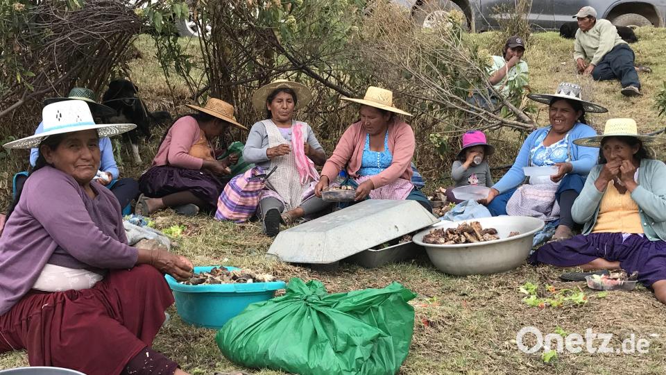 Auch die Quechuafrauen freuen sich über das Festessen anlässlich der Einweihung der Wasserleitung, welche Runa Masi finanziert hatte. Bild: mma