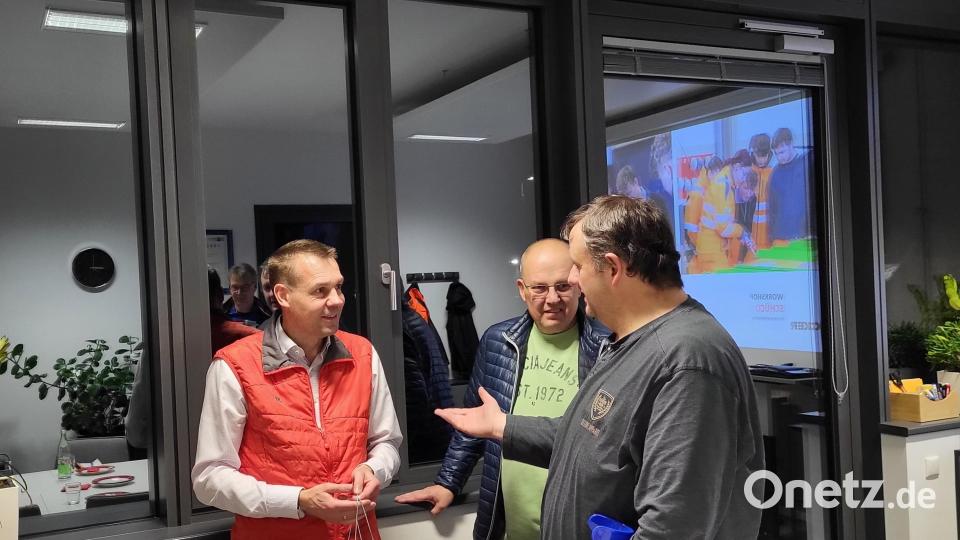 Andreas Malzer mit Hubert Rosner und Helmut Zeitler (von links). Bild: Sandra Schulz/exb