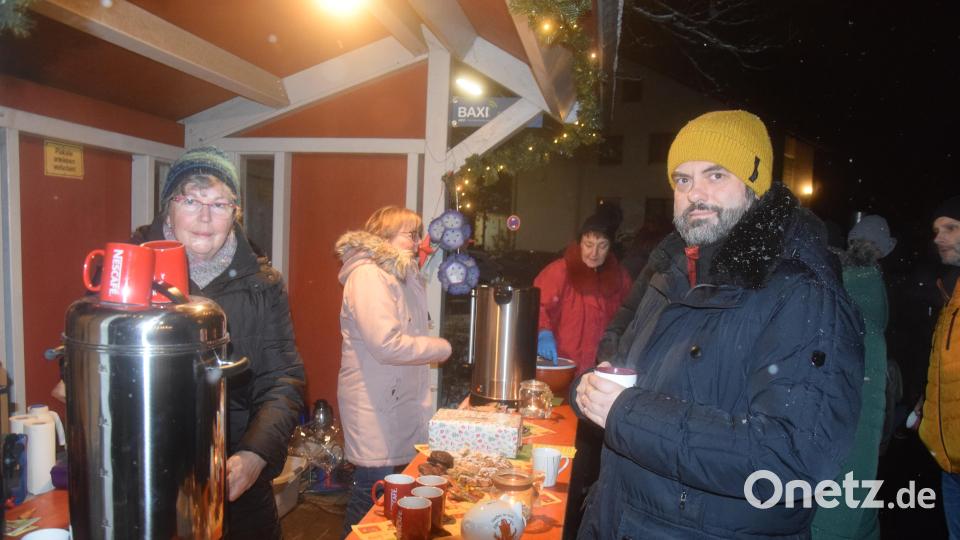 Die Siedlerfrauen servierten Glühwein, selbst gebackene Stollen und Plätzchen. Bild: fz