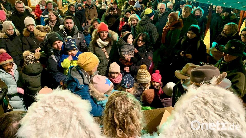Einiges los bei der Eröffnung des Christkindlmarkts in Weiden: Um 17 Uhr eröffnete Oberbürgermeister Jens Meyer den Weihnachtsmarkt in der Weidener Innenstadt. Zusammen mit dem Christkind verteilte er anschließend Geschenke an die Kinder. Bild: Gabi Schönberger