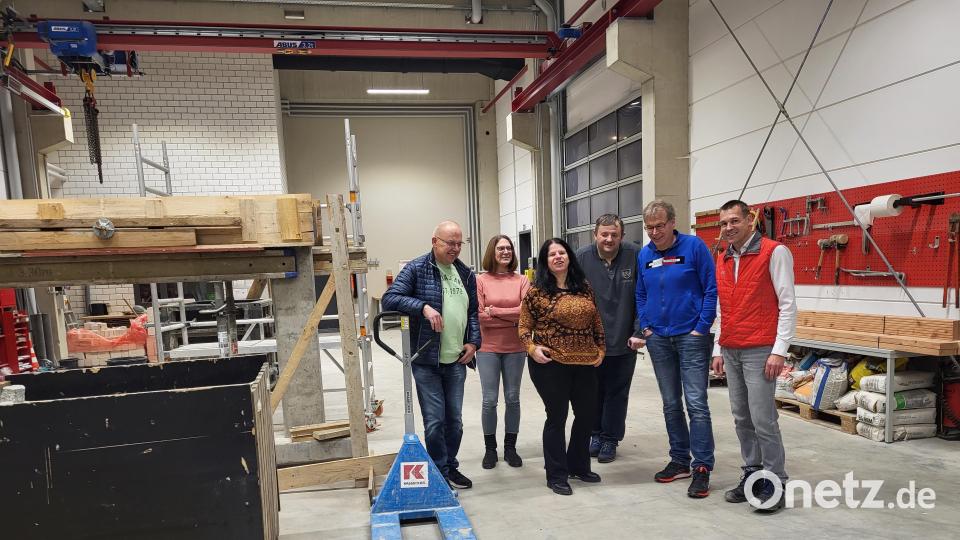Unter dem Motto „SPD unterwegs“ stattete der Ortsverein Waldsassen der Firma Kassecker einen Besuch ab. Gruppenfoto in der Schulungshalle: Hubert Rosner, Bettina Frost, Monika Gerl, Helmut Zeitler, Robert Hahn, Andreas Malzer (von links). Bild: Sandra Schulz/exb