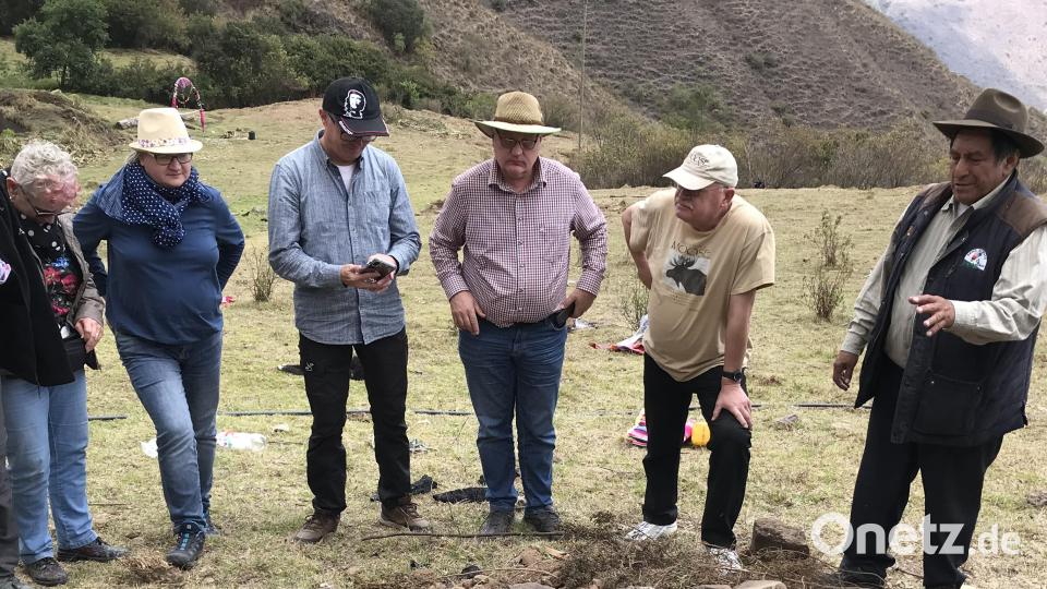Coco Aquino (rechts) erklärte den eigens von den Campesinos für die Gäste gebauten Erdofen mit Schaffleisch und Kartoffeln. Bild: mma