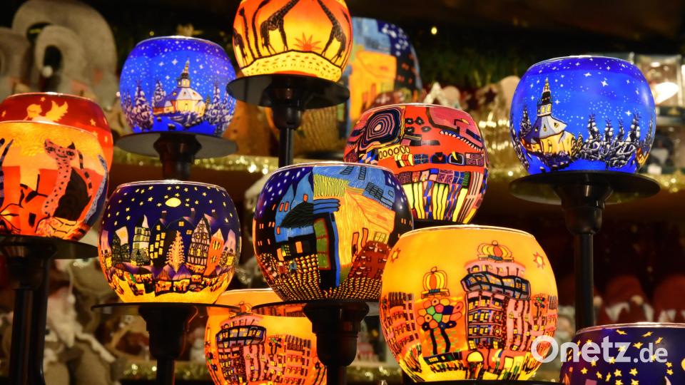 Wer noch nicht genügend Weihnachtsdeko hat, könnte derzeit am Amberger Marktplatz fündig werden. Bild: Stephan Huber