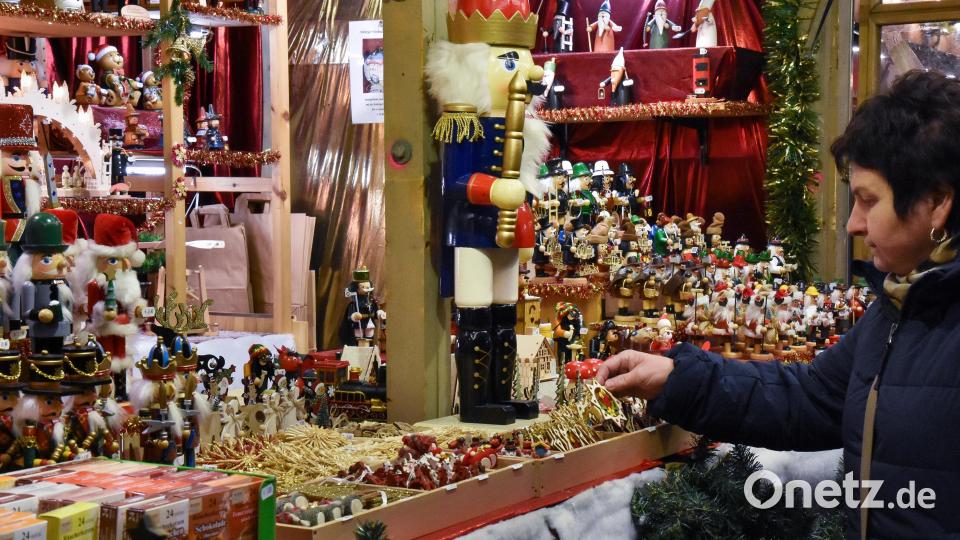 Wer noch nicht genügend Weihnachtsdeko hat, könnte derzeit am Amberger Marktplatz fündig werden. Bild: Stephan Huber