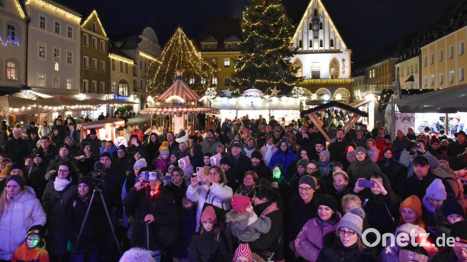 Die Eltern und Verwandten der Kinder aus dem Caritas-Kindergarten Marienheim standen dicht gedrängt am Amberger Weihnachtsmarkt. Im Hintergrund die berühmte Weihnachtsbeleuchtung. Bild: Stephan Huber