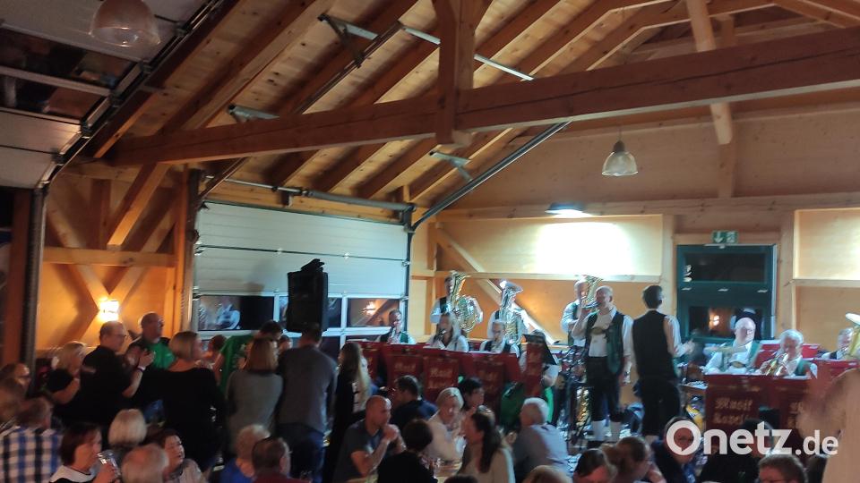 Die Feuerwehr Tremmersdorf kann sich bei ihrem Weinfest über mangelnden Zuspruch nicht beklagen. Bild: rod