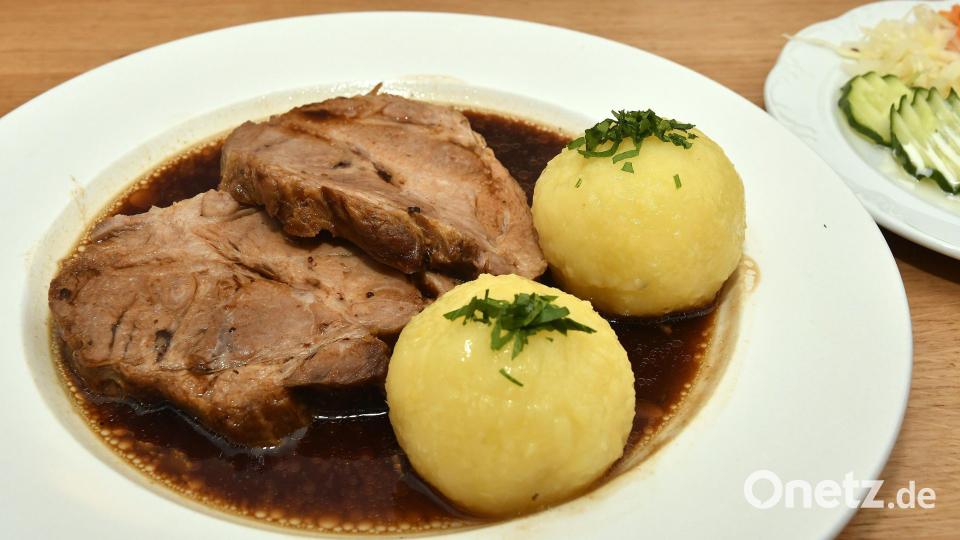 Auch wenn er lecker aussieht, einen Schweinebraten mit Knödeln sollte man besser nicht zu spät am Abend essen. Denn sehr fett- und zuckerreiche Mahlzeiten belasten den Stoffwechsel und stören die Tiefschlafphase. Archivbild: Petra Hartl