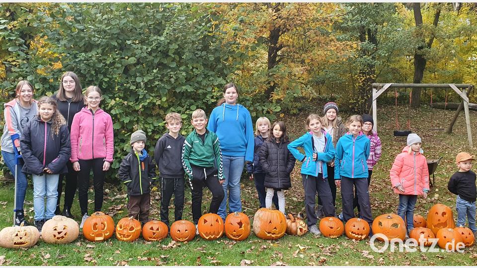 Nach getaner Arbeit: Die Kürbis-Deko ist fertig. Bild: Doris Markgraf/exb