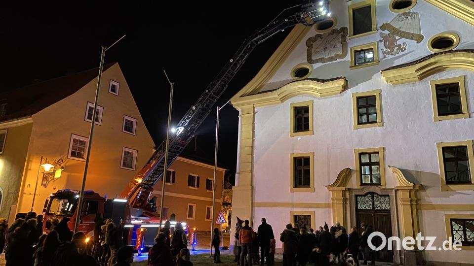 Unter dem Motto &quot;Halloween - das Original&quot; stand eine Nachtwanderung durch Waldsassen. Besucht wurden die Standorte von Heiligen-Figuren. Mit der Drehleiter der Feuerwehr Waldsassen ging es hoch hinauf zum heiligen Florian am Finanzamt-Gebäude. Bild: Markus Scharnagl/exb