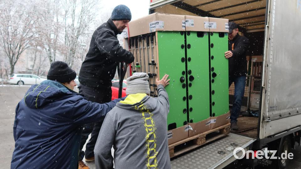 Die Turnier-Kickertische wurden originalverpackt per Lkw angeliefert und am Freitag von DJK-Mitgliedern abgeladen. Bild: Kunz