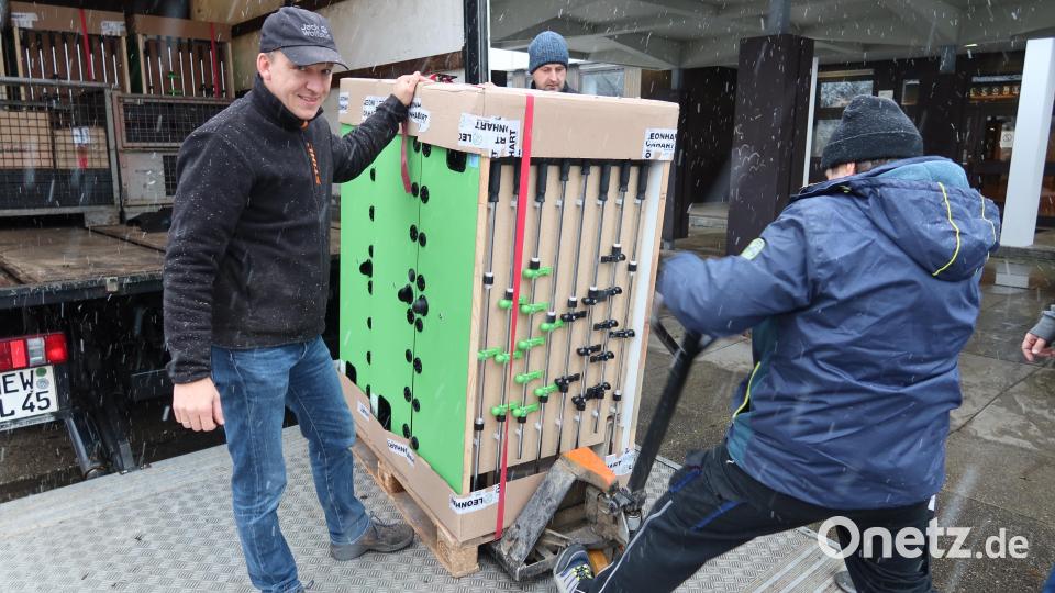 Die Turnier-Kickertische wurden originalverpackt per Lkw angeliefert und am Freitag von DJK-Mitgliedern abgeladen. Bild: Kunz