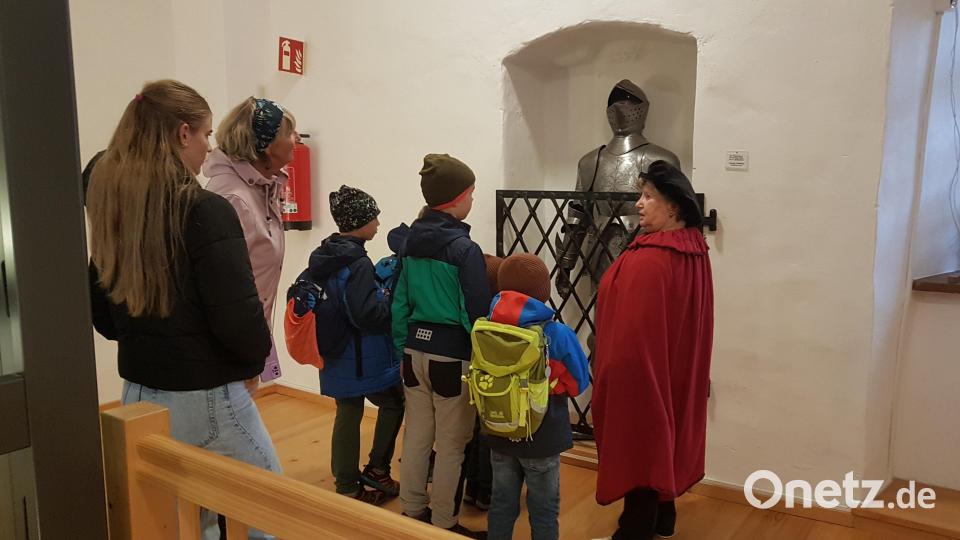 Schlossführerin Helene Rolle führte die interessierten Kinder im Rahmen der Ferienbetreuung der Gemeinde durch das Schloss Burgtreswitz. Bild: gi