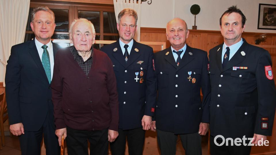 50 beziehungsweise sogar 70 Jahre gehören Josef Erras und Franz Demleitner der Traßlberger Feuerwehr an (von links): Bürgermeister Hermann Böhm, Franz Demleitner, Vorsitzender Christian Beck, Josef Erras und Kommandant Maximilian Rösch. Bild: gf