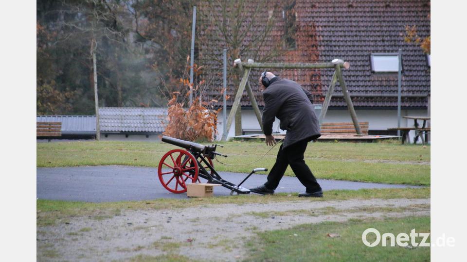 Mit Böllerschüssen wird der Toten gedacht. Bild: sne