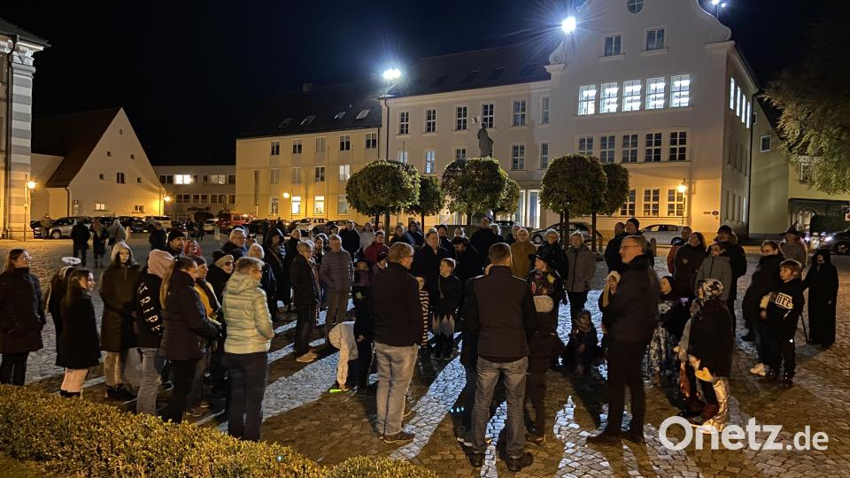 Unter dem Motto &quot;Halloween - das Original&quot; stand eine Nachtwanderung durch Waldsassen. Besucht wurden die Standorte von Heiligen-Figuren. Bild: Markus Scharnagl/exb