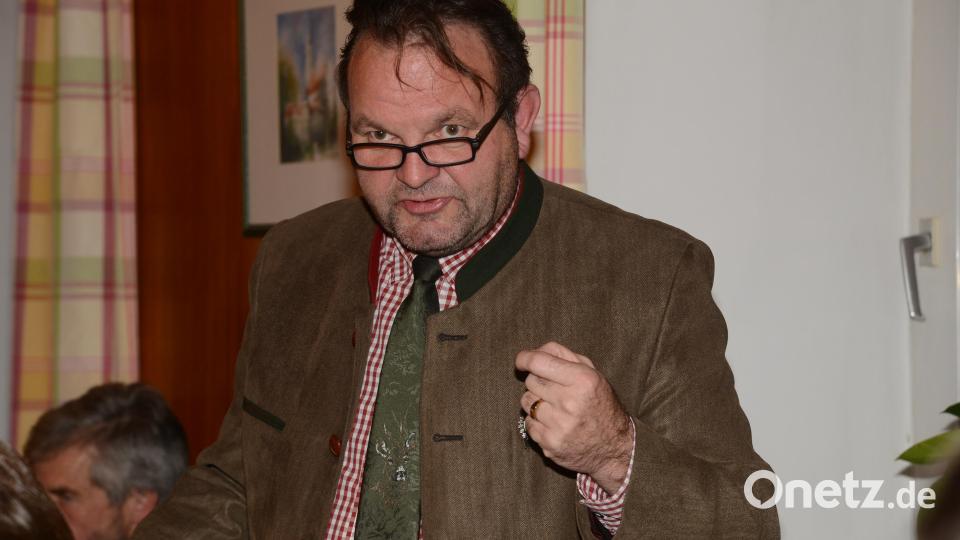 Christian Ertl, Vorsitzender der Kreisgruppe Vohenstrauß im Bayerischen Jagdverband, hebt in seiner Ansprache die Notwendigkeit des guten Einvernehmens der Jägerschaft mit den Landwirten hervor. Bild: bey