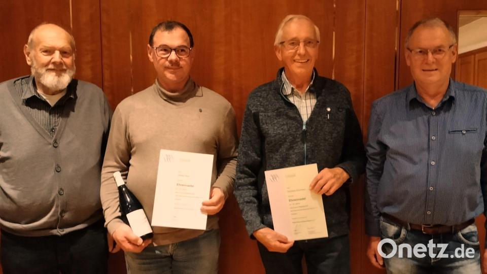 Von 32 zu ehrenden Mitgliedern der Siedlergemeinschaft Waldsassen waren nur zwei gekommen. Im Bild (von links) stellvertretender Vorsitzender Karl Kunz, die geehrten Mitglieder Stefan Hart und Gerhard Schmaus sowie Vorsitzender Reinhard König. Bild: Maria Döbereiner/exb