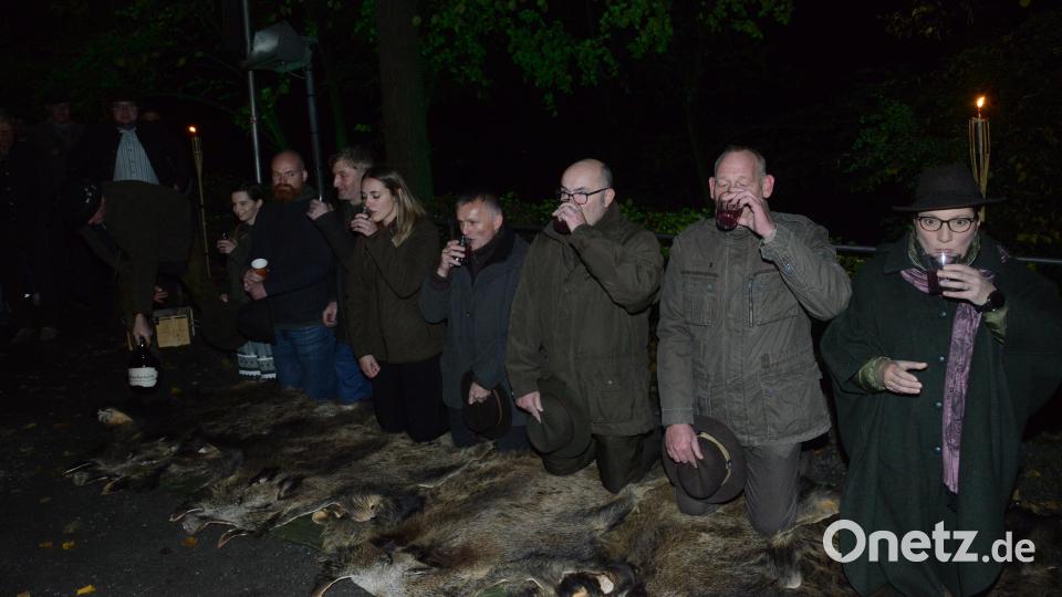 Nach dem Jägerschlag mussten die Jungjäger ein Viertel &quot;&quot;Wildschweiß&quot; in einem Zug trinken - mit der linken Hand. Bild: bey