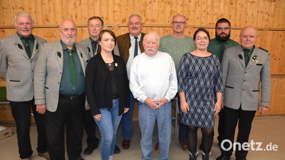 Eine ganze Reihe von Mitgliedern zeichnete der Schützenverein Großensees für 25, 40 und 50 Jahre Treue zum Verein aus. Im Bild die Jubilare mit Vorsitzendem Helmut Kipferl (rechts). Bild: jr