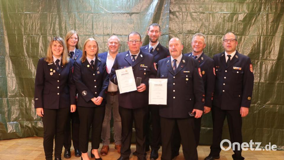 Die Kommandanten der Feuerwehr Kemnath wurden für ihren Einsatz in der Jugendarbeit ausgezeichnet (von links): Jugendwarte Franziska Bierler, Laura Prüfling und Janine Maier, Bürgermeister Marcus Eichenmüller, Zweiter Kommandant Michael Hummel, Zweiter Vorsitzender Robert Ott, Erster Kommandant Thomas Hackenberg, Erster Vorsitzender Herbert Schlosser und Kreisbrandmeister Marco Weiß. Bild: Laura Prüfling