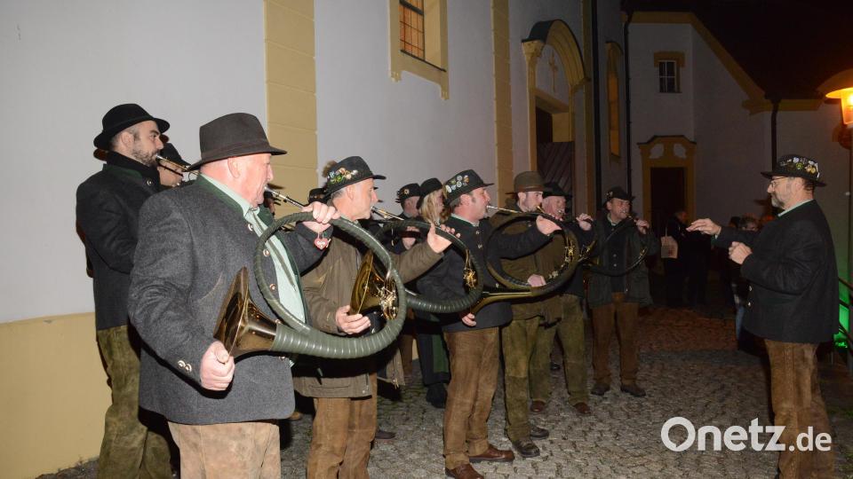 Die Grenzlandjagdhornbläser umrahmten die Hubertusmesse und leiteten dann vor der Kreuzbergkirche zum Festakt des Jägerschlages ein. Bild: bey