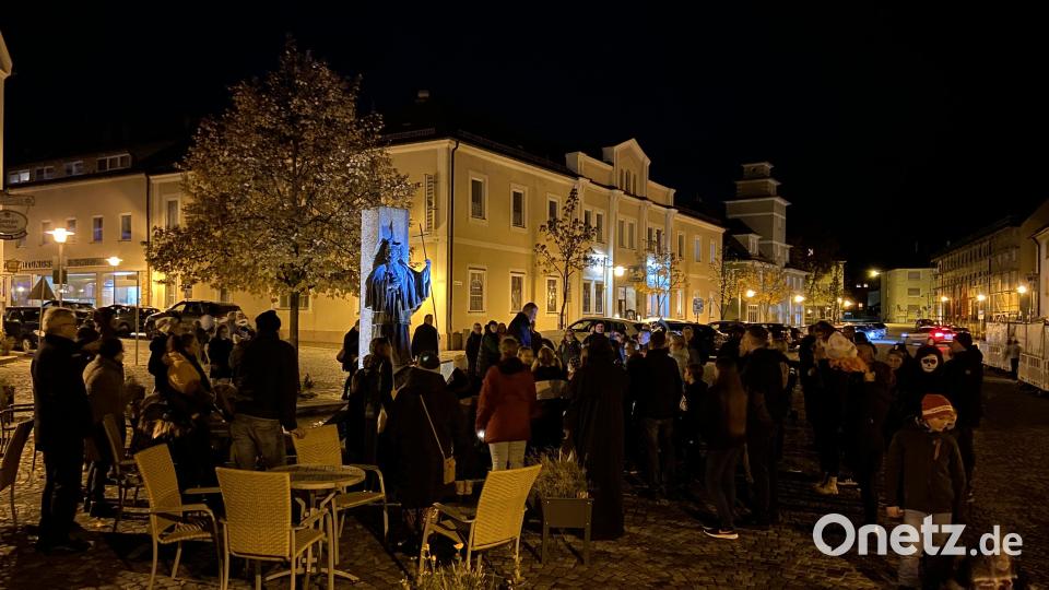 Unter dem Motto &quot;Halloween - das Original&quot; stand eine Nachtwanderung durch Waldsassen. Besucht wurden die Standorte von Heiligen-Figuren. Bild: Markus Scharnagl/exb