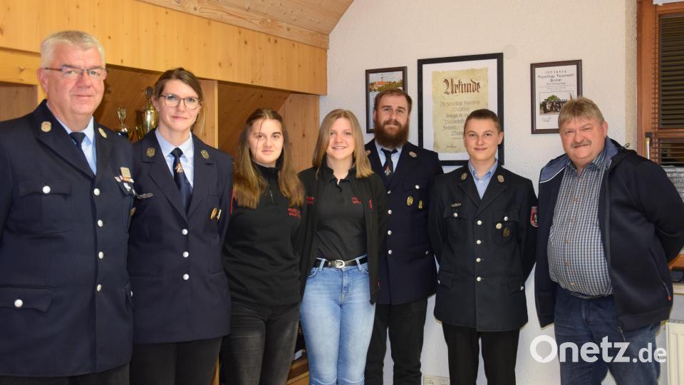 Sophia Kleber (Mitte) ist die neue Sprecherin der Waldthurner Jugendfeuerwehr. Vertreten wird sie von Bianca Käs (Dritte von links). Das Amt des Kassenwartes bleibt in den Händen von Niklas Bergler (Zweiter von rechts). Stellvertretender Bürgermeister Hans-Peter Reil, Jugendwart Josef Pflaum junior, zweite Vorsitzende Kerstin Wittmann und Kommandant Michael Bäumler (von rechts) gratulieren zur Wahl. Bild: fla