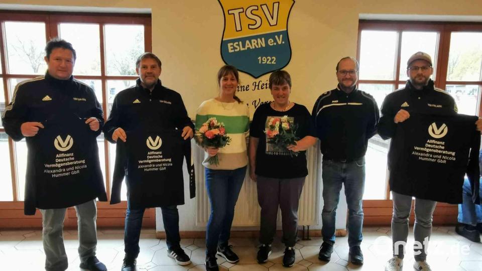 Für die Spende von Alexandra und Nicola Hummer (Mitte, von rechts) danken die Verantwortlichen des TSV und der Fördervereins mit Blumen. Bild: gz