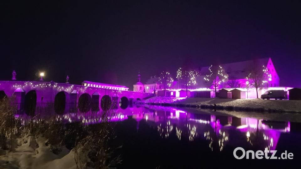 In wunderschönem Violett erstrahlt diesmal der Fischhofpark beim Weihnchtsmarkt. Bild: Benkhardt