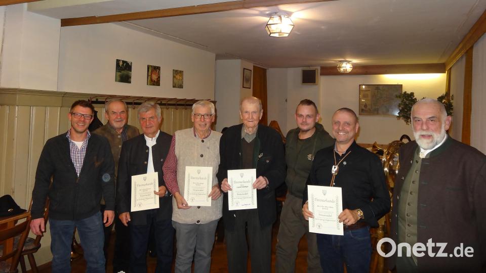 Holger Lottes (von links), Bruno Ponnath, Josef Ponnath, Albert Schöpf, Leopold Mühlhofer, Olly Albert Schönweitz, Karl Heinz Böhm und Jagdverbandsvorsitzender Dr. Wolfgang Schinner. Bild: exb
