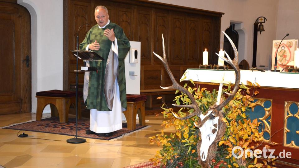 Stadtpfarrer Georg Flierl feierte am Sonntag mit vielen Gläubigen eine festliche Hubertusmesse. Vor dem Altar war deshalb ein großes Hirschgeweih aufgebaut Bild: jr