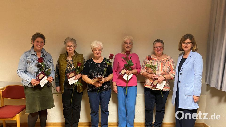 Die Jubilare (von links) Manuela Riedl, Renate Frauenreuther, Kunigunde Neubauer, Emmi Kreuzer und Sabine Sander. Die wiedergewählte Vorsitzende Sonja Sczech (rechts) gratuliert. Bild: Frauenbund/exb